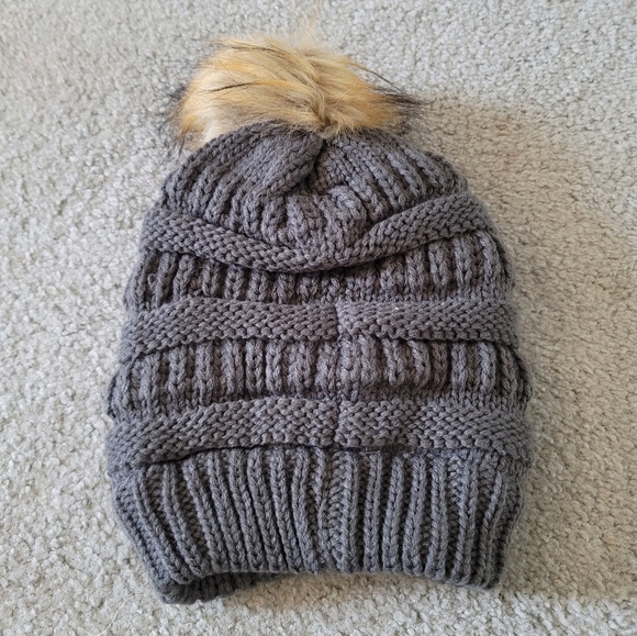 Womens Winter Handcrafted Knit Beanie Hat Cap Headgear Faux Fur Pom Pom Gray NEW - Picture 5 of 10